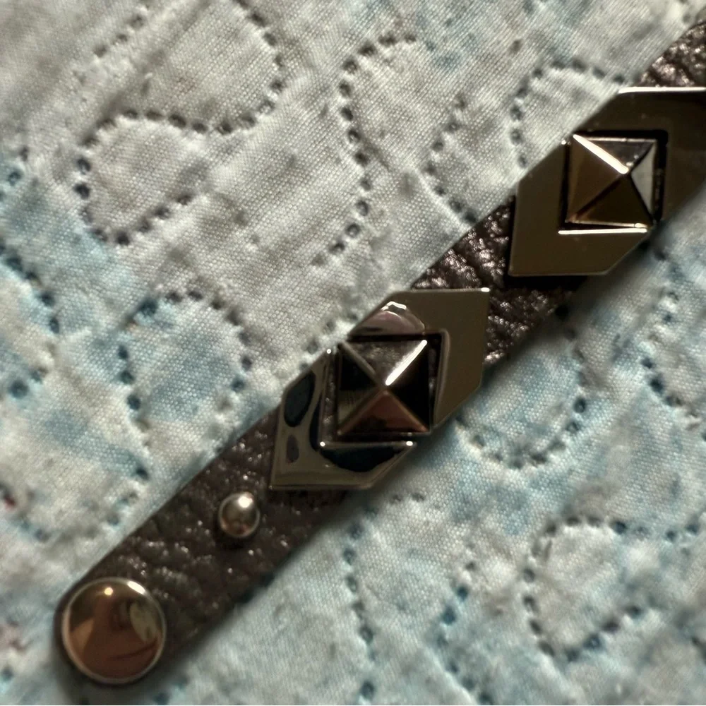 Silver and Grey Geometric Leather Bracelet - Picture 4 of 7